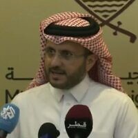 Le porte-parole du ministère des Affaires étrangères du Qatar, Majed al-Ansari, fournissant des détails sur un projet de libération d'otages, lors d'une conférence de presse, à Doha, le 23 novembre 2023. (Crédit : Capture d'écran CNN ; utilisée conformément à la clause 27a de la loi sur le droit d'auteur)