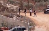 Une image qui semble montrer des résidents d'implantations masqués près du village de Qusra en Cisjordanie, le 11 octobre 2023. (Crédit : Capture d'écran/X ; utilisée conformément à l'article 27a de la loi sur les droits d'auteur)