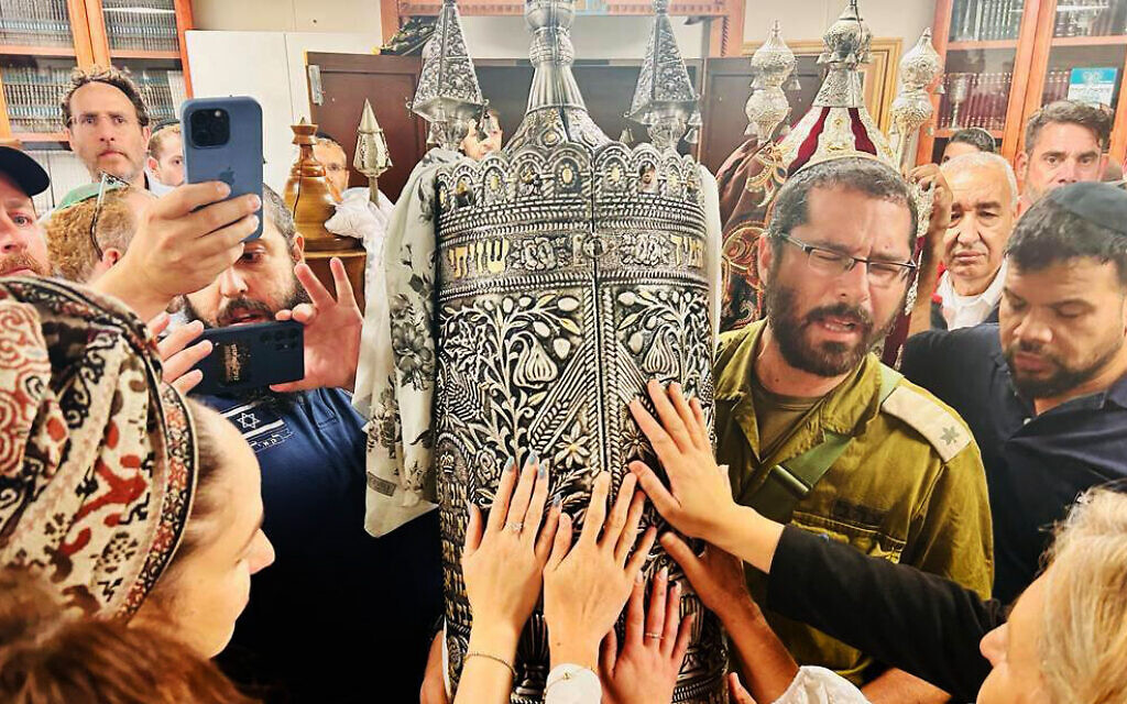 Les résidents de Beeri et des visiteurs inaugurant un rouleau de Torah en mémoire d'Amit Man, tuée, avec de nombreux autres, par les terroristes du Hamas le 7 octobre, dans la synagogue du kibboutz Beeri, le 27 novembre 2023. (Crédit : Famille d'Amit Man) Les résidents de Beeri et des visiteurs inaugurant un rouleau de Torah en mémoire d'Amit Man, tuée, avec de nombreux autres, par les terroristes du Hamas le 7 octobre, dans la synagogue du kibboutz Beeri, le 27 novembre 2023. (Crédit : Famille d'Amit Man)
