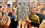 Les résidents de Beeri et des visiteurs inaugurant un rouleau de Torah  en mémoire d'Amit Man, tuée, avec de nombreux autres, par les terroristes du Hamas le 7 octobre, dans la synagogue du kibboutz Beeri, le 27 novembre 2023. (Crédit : Famille d'Amit Man)