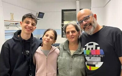 Sharon Avigdori et sa fille Noam retrouvant leur mari et père Hen  Avigdori avec le second fils de la famille, Omer Avigdori, après avoir été relâchées de captivité par le Hamas à Gaza, le 25 novembre 2023. (Crédit : Famille Avigdori)