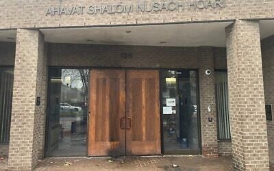 La porte de la Congrégation Beth Tikvah à Dollard-des-Ormeau une banlieue de Montréal, prise pour cible par des voyous qui ont jeté des cocktails Molotov, le 6 novembre 2023. (Crédit : Bnai Brith Canada via JTA)