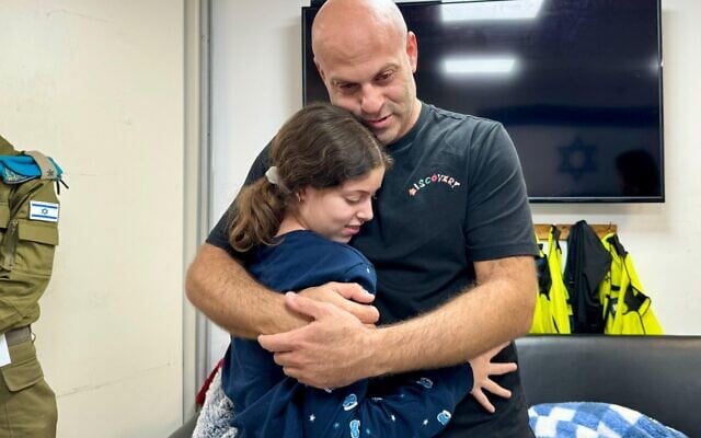 Hila Rotem, 13 ans, retrouvant son oncle, après sa libération des mains du Hamas, dans la nuit du 25 au 26 novembre 2023. (Crédit : Armée israélienne)
