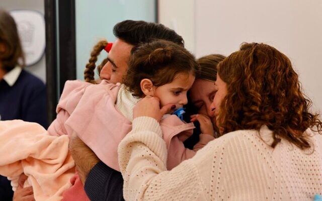 Doron Asher et ses deux petites filles Raz, 5 ans et Aviv, 2 ans, retrouvent leur mari et père, Yoni, le 25 novembre 2023. (Crédit : Hôpital pour enfants Schneider) Doron Asher et ses deux petites filles Raz, 5 ans et Aviv, 2 ans, retrouvent leur mari et père, Yoni, le 25 novembre 2023. (Crédit : Hôpital pour enfants Schneider)