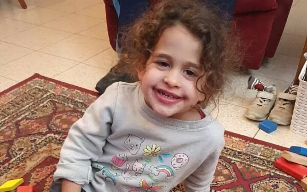Avigaïl Idan, 4 ans, libérée des geôles du Hamas après 51 jours de captivité à Gaza après avoir été prise en otage le 7 octobre. Ses deux parents ont été assassinés par les terroristes le 26 novembre 2023. (Crédit : Autorisation)