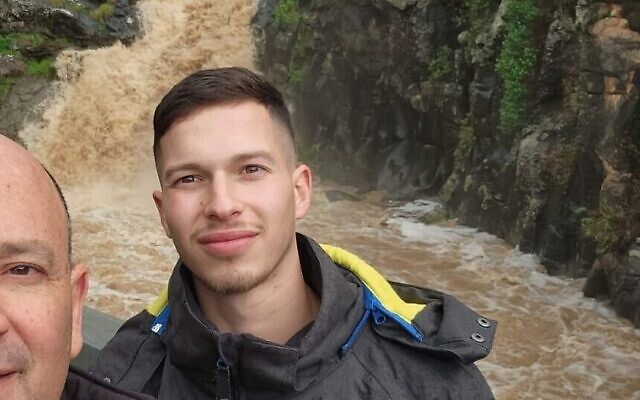 Dor Reder avec son père, l'ambulancier MDA Zvi. (Crédit : MDA)