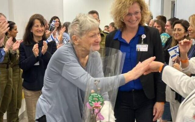Yaffa Adar salue et remercie le personnel médical du centre médical Wolfson alors qu'elle quitte l'hôpital, le 28 novembre 2023. Adar, grand-mère de 85 ans, a été enlevée par le Hamas le 7 octobre et été libérée le 24 novembre. (Crédit : Centre médical Wolfson)