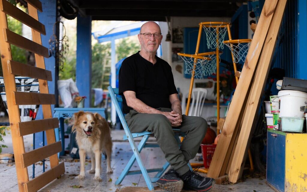 Ofer Nevo dans sa résidence temporaire du Kibboutz Beit Alfa. (Créddit : Dafna Talmon)