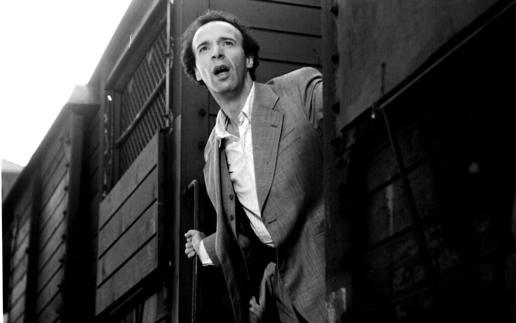 L'acteur Roberto Benigni dans une scène du film de Miramax "La vie est belle", en 1997. (Crédit : Michael Ochs Archives/Getty Images) L'acteur Roberto Benigni dans une scène du film de Miramax "La vie est belle", en 1997. (Crédit : Michael Ochs Archives/Getty Images)