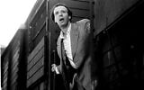 L'acteur Roberto Benigni dans une scène du film de Miramax "La vie est belle", en 1997. (Crédit : Michael Ochs Archives/Getty Images)