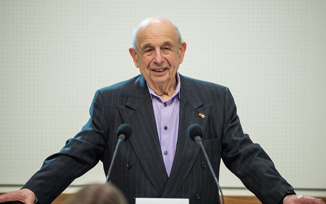 Guy Stern, membre des "Ritchie Boys", s'adressant aux députés en tant qu'invité au Parlement, en Basse-Saxe, à Hanovre, en Allemagne, le 14 mai 2019. (Crédit : Christophe Gateau/dpa via JTA/Dossier)