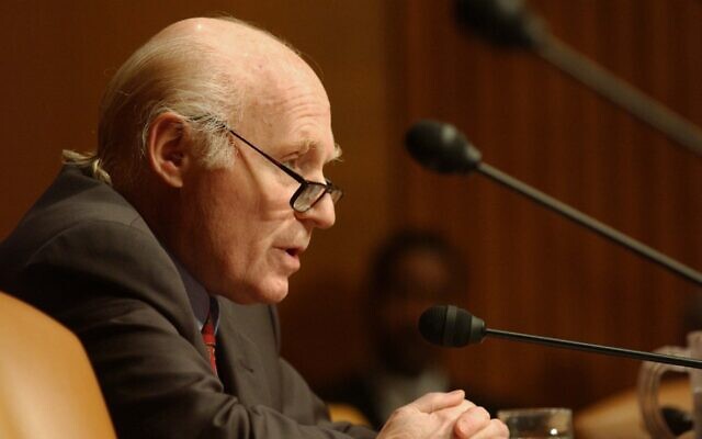 Le sénateur Herb Kohl, démocrate du Wisconsin, lors de l'audition de la sous-commission de la sécurité intérieure du Sénat sur le budget 2005 du Département de la sécurité intérieure, au Capitole, le 10 février 2004. (Crédit : Scott J. Ferrell/Congressional Quarterly/Getty Images via JTA)