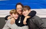 Renana Gome, au milieu, avec ses fils, Yagil, à gauche et Or, réunis après la libération des garçons des geôles du Hamas, le 20 novembre 2023. (Autorisation)