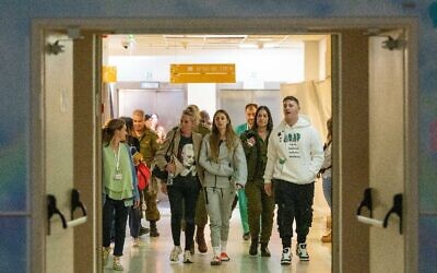 Mia Shem aux côtés de sa famille après avoir été libérée des geôles du Hamas après 54 jours de captivité, à l'hôpital Sheba, à Ramat Gan, le 1er décembre 2023. (Autorisation)