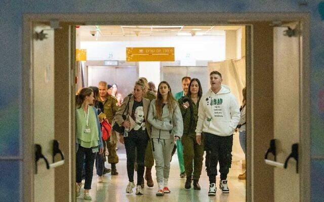 Mia Shem aux côtés de sa famille après avoir été libérée des geôles du Hamas après 54 jours de captivité, à l'hôpital Sheba, à Ramat Gan, le 1er décembre 2023. (Autorisation)
