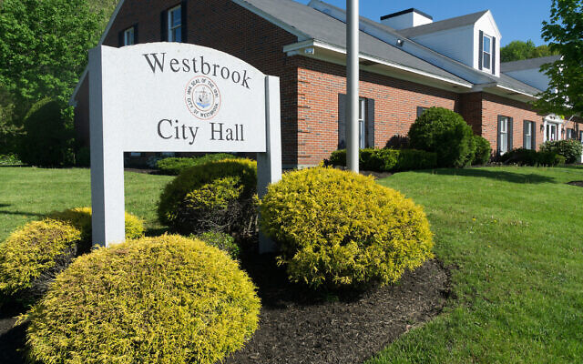 L'Hôtel de ville de Westbrook, dans le Maine, le 28 mai 2017. (Crédit : Kenneth C. Zirkel/Creative Commons via JTA)