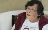 Aviva Sela, 96 ans, racontant comment elle a été enlevée du kibboutz Beeri le 7 octobre. (Crédit : Capture d'écran de la Douzième chaîne ; utilisée conformément à la clause 27a de la loi sur le droit d'auteur)