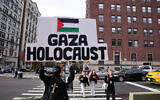 Un manifestant tenant une pancarte lors de la manifestation « All out for Gaza » à l'Université de Columbia, à New York, le 15 novembre 2023. (Crédit : Bryan R. Smith/AFP)