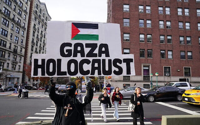 Un manifestant tenant une pancarte lors de la manifestation « All out for Gaza » à l'Université de Columbia, à New York, le 15 novembre 2023. (Crédit : Bryan R. Smith/AFP)