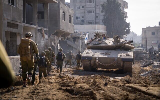 Des troupes de la Brigade Nahal sont vues en train d'opérer dans le nord de Gaza, à Jabaliya, le 6 décembre 2023. (Crédit : Armée israélienne) Des troupes de la Brigade Nahal sont vues en train d'opérer dans le nord de Gaza, à Jabaliya, le 6 décembre 2023. (Crédit : Armée israélienne)