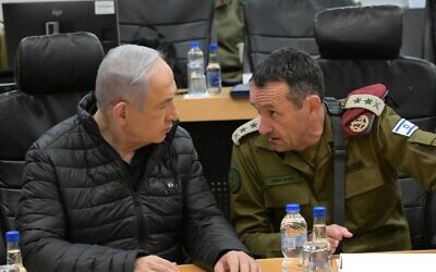 Le Premier ministre Benjamin Netanyahu (à gauche) et le chef d'état-major de l’armée israélienne Herzl Halevi lors d'une évaluation de la sécurité au Commandement du Nord, le 7 décembre 2023. (Crédit : Amos Ben Gershom/GPO)