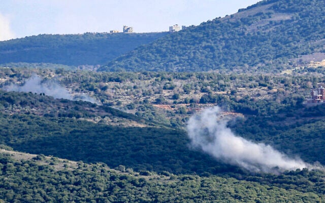 De la fumée s'élève après une frappe israélienne sur une zone forestière près d'Alma Al-Shaab dans le sud du Liban, le 6 décembre 2023. (Crédit : AFP) De la fumée s'élève après une frappe israélienne sur une zone forestière près d'Alma Al-Shaab dans le sud du Liban, le 6 décembre 2023. (Crédit : AFP)