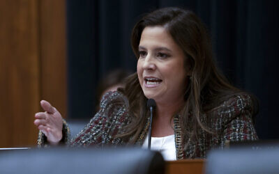 La députée Elise Stefanik s'exprimant lors d'une session de la commission d'Éducation au Capitole, à Washington, le 5 décembre 2023. (Crédit : Mark Schiefelbein/AP)