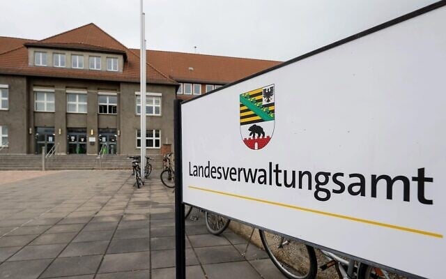 Vue de l'entrée du bureau de l'administration de l'État à Halle, la plus grande ville de Saxe-Anhalt, en Allemagne, le 23 novembre 2023. (Crédit : Hendrik Schmidt/picture alliance via Getty Images via JTA)