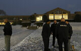Des policiers d'Albany réunis devant la synagogue Temple Israel, à Albany, dans l'État de New York, le 7 décembre 2023. (Crédit : Maysoon Khan/AP)