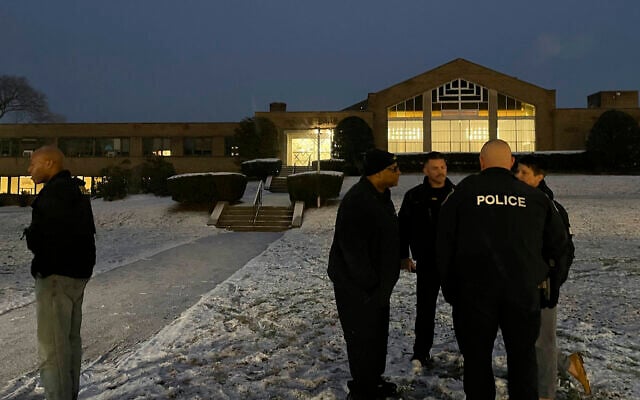 Des policiers d'Albany se rassemblent devant la synagogue Israël, à Albany, État de New York, le 7 décembre 2023. (Crédit : Maysoon Khan/AP) Des policiers d'Albany se rassemblent devant la synagogue Israël, à Albany, État de New York, le 7 décembre 2023. (Crédit : Maysoon Khan/AP)