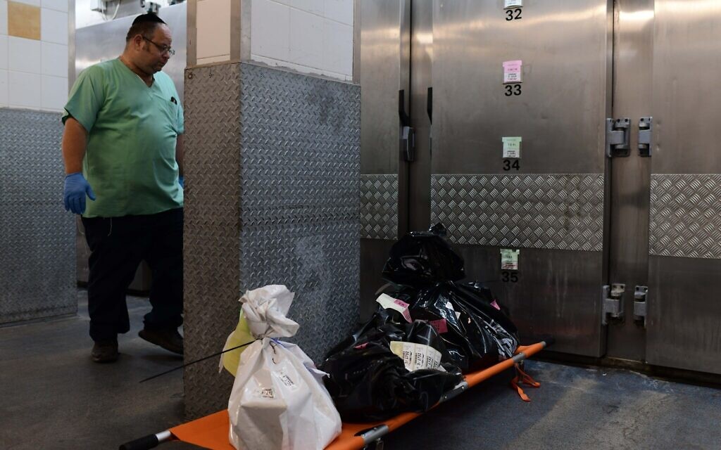Les restes humains des victimes de l'attaque meurtrière du Hamas sur les communautés du sud d'Israël le 7 octobre 2023 attendent d'être examinés au Centre national de médecine légale (Abu Kabir) à Jaffa, le 16 octobre 2023. (Crédit : Tomer Neuberg/Flash90)