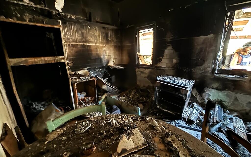 La maison détruite de la famille Calderon, au kibboutz Nir Oz, le 30 octobre 2023. (Crédit : Carrie Keller-Lynn/Times of Israel) La maison détruite de la famille Calderon, au kibboutz Nir Oz, le 30 octobre 2023. (Crédit : Carrie Keller-Lynn/Times of Israel)