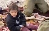 Une fillette palestinienne de quatre ans soignée par des soldats de réserve de Tsahal après s'être perdue et s'être endormie à l'intérieur d'un campement de Tsahal dans la bande de Gaza, dans une image tirée d'une vidéo datée du 10 décembre 2023. (Crédit : Capture d'écran/Zman Yisrael)