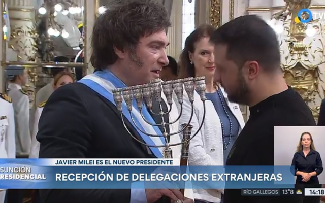 L'Argentin Javier Milei remet une menorah de Hanoukka à l'Ukrainien Volodymyr Zelensky lors de la cérémonie d'investiture de Milei à Buenos Aires, le 10 décembre 2023. (Crédit : Capture d'écran de la télévision nationale argentine via JTA) L'Argentin Javier Milei remet une menorah de Hanoukka à l'Ukrainien Volodymyr Zelensky lors de la cérémonie d'investiture de Milei à Buenos Aires, le 10 décembre 2023. (Crédit : Capture d'écran de la télévision nationale argentine via JTA)