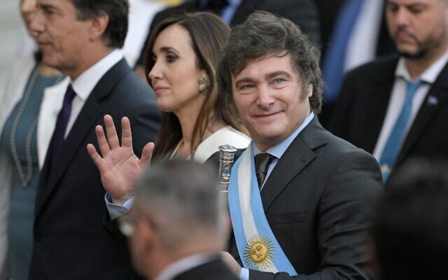 Le nouveau président argentin Javier Milei, accompagné de sa vice-présidente Victoria Villarruel (C-L) et des membres de son cabinet, assiste à une cérémonie interreligieuse à la cathédrale métropolitaine, près du palais gouvernemental Casa Rosada à Buenos Aires, le 10 décembre 2023. (Crédit : JUAN MABROMATA / AFP) Le nouveau président argentin Javier Milei, accompagné de sa vice-présidente Victoria Villarruel (C-L) et des membres de son cabinet, assiste à une cérémonie interreligieuse à la cathédrale métropolitaine, près du palais gouvernemental Casa Rosada à Buenos Aires, le 10 décembre 2023. (Crédit : JUAN MABROMATA / AFP)