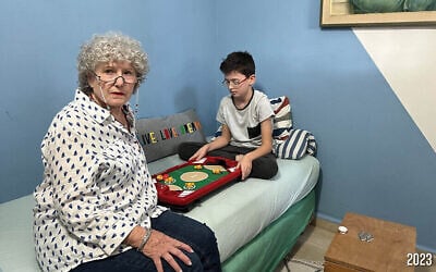 La famille Munder du kibboutz Nir Oz - le grand-père Avraham Munder est représenté par le siège vide tandis que son petit-fils Ohad et son épouse Ruti ont été libérés après 49 jours de captivité ; la famille avait été prise en otage lors de l'assaut meurtrier du Hamas, le 7 octobre (Crédit : Autorisation)