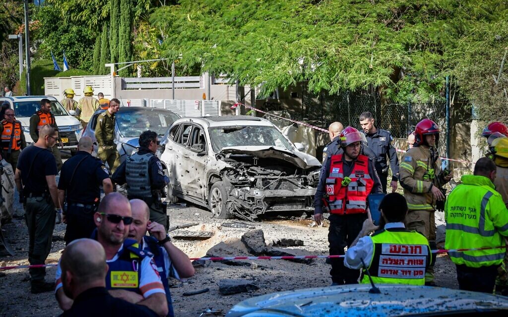 Les forces de sécurité et de secours israéliennes sur les lieux où une roquette tirée depuis la bande de Gaza par des terroristes palestiniens a frappé et causé des dégâts à Holon, le 11 décembre 2023. (Crédit : Avshalom Sassoni/Flash90)