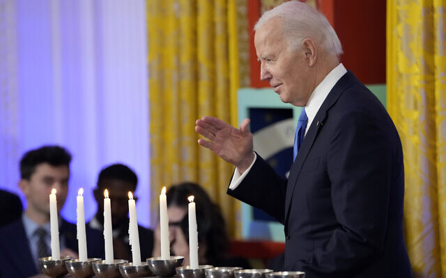 Le président américain Joe Biden après avoir assisté à une réception de Hanoukka dans la salle Est de la Maison Blanche à Washington, lundi 11 décembre 2023. (Crédit : Jacquelyn Martin/AP) Le président américain Joe Biden après avoir assisté à une réception de Hanoukka dans la salle Est de la Maison Blanche à Washington, lundi 11 décembre 2023. (Crédit : Jacquelyn Martin/AP)