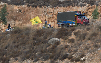 Des membres des forces armées libanaises et des terroristes du Hezbollah à la frontière israélo-libanaise, sur une photo prise du côté israélien de la frontière, le 7 octobre 2023. (Crédit : Ayal Margolin/Flash90)