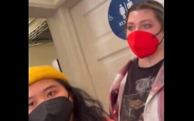 Des employés du café Farley's East et d'un magasin voisin à Oakland, en Californie, qui ont cherché à empêcher une cliente d'entrer dans les toilettes du magasin pour filmer des graffitis anti-Israël à l'intérieur, le 6 décembre 2023. (Crédit : Capture d'écran/X) Des employés du café Farley's East et d'un magasin voisin à Oakland, en Californie, qui ont cherché à empêcher une cliente d'entrer dans les toilettes du magasin pour filmer des graffitis anti-Israël à l'intérieur, le 6 décembre 2023. (Crédit : Capture d'écran/X)