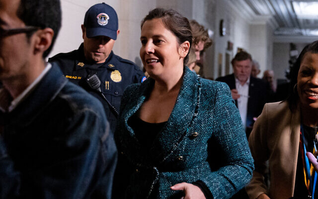 La représentante américaine Elise Stefanik arrive à une réunion du caucus des républicains de la Chambre des représentants au Longworth House Office Building sur la colline du Capitole à Washington, DC, le 23 octobre 2023. (Crédit : Julia Nikhinson / AFP)