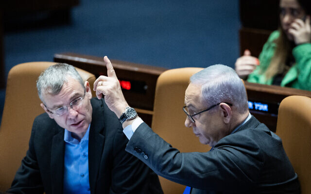 Le Premier ministre Benjamin Netanyahu, aux côtés du ministre de la Justice Yariv Levin, vote en faveur du budget supplémentaire pour 2023 afin de couvrir les coûts de la guerre contre le Hamas et le Hezbollah, le 14 décembre 2023. (Crédit : Yonatan Sindel/Flash90) Le Premier ministre Benjamin Netanyahu, aux côtés du ministre de la Justice Yariv Levin, vote en faveur du budget supplémentaire pour 2023 afin de couvrir les coûts de la guerre contre le Hamas et le Hezbollah, le 14 décembre 2023. (Crédit : Yonatan Sindel/Flash90)