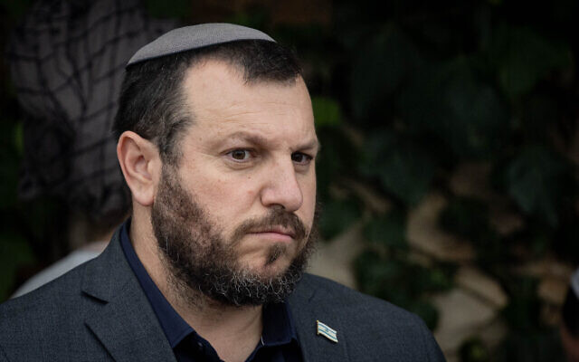 Le ministre du Patrimoine Amichaï Eliyahu assistant aux funérailles du soldat israélien Moshe Yedidia Leiter, au cimetière militaire du mont Herzl, à Jérusalem, le 12 novembre 2023. (Crédit : Chaïm Goldberg/Flash90) Le ministre du Patrimoine Amichaï Eliyahu assistant aux funérailles du soldat israélien Moshe Yedidia Leiter, au cimetière militaire du mont Herzl, à Jérusalem, le 12 novembre 2023. (Crédit : Chaïm Goldberg/Flash90)