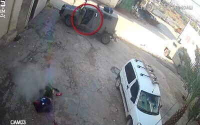 Images d'un soldat de l’armée israélienne tirant sur un suspect palestinien dans le camp de réfugiés d'al-Faraa dans la vallée du Jourdain en Cisjordanie, le 8 décembre 2023. (Crédit : Capture/ d’écran YouTube)