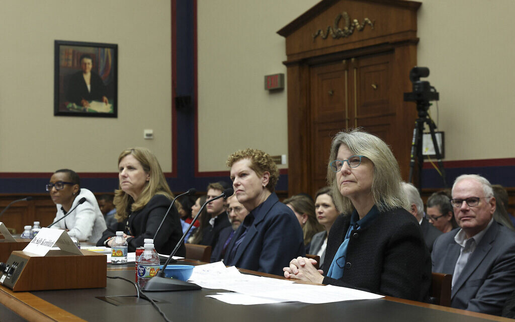 Claudine Gay, présidente de l'Université de Harvard, Liz Magill, présidente de l'Université de Pennsylvanie, Pamela Nadell, professeure d'histoire et d'études juives à l'American University, et Sally Kornbluth, présidente du Massachusetts Institute of Technology, témoignant devant la commission de l'Éducation et de la main-d'œuvre de la Chambre des représentants au Rayburn House Office Building, à Washington, le 5 décembre 2023. La commission a tenu une audience pour enquêter sur l'antisémitisme sur les campus universitaires. (Crédit : Kevin Dietsch/GETTY IMAGES NORTH AMERICA/Getty Images via AFP) Claudine Gay, présidente de l'Université de Harvard, Liz Magill, présidente de l'Université de Pennsylvanie, Pamela Nadell, professeure d'histoire et d'études juives à l'American University, et Sally Kornbluth, présidente du Massachusetts Institute of Technology, témoignant devant la commission de l'Éducation et de la main-d'œuvre de la Chambre des représentants au Rayburn House Office Building, à Washington, le 5 décembre 2023. La commission a tenu une audience pour enquêter sur l'antisémitisme sur les campus universitaires. (Crédit : Kevin Dietsch/GETTY IMAGES NORTH AMERICA/Getty Images via AFP)