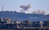 Illustration : De la fumée s'élevant près d'un avant-poste israélien à cause des roquettes tirées par le Hezbollah, sur une photo prise depuis le village de Tayr Harfa, au sud du Liban, près de la frontière avec Israël, le 15 décembre 2023. (Crédit : AFP)
