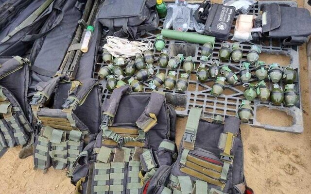 Une cache d'armes du Hamas trouvée dans le nord de Gaza sur une photo publiée le 19 décembre 2023 (Crédit : Armée israélienne)
