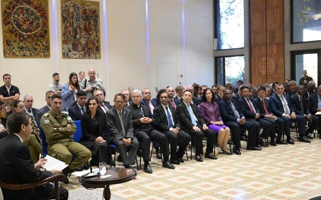 Le président Isaac Herzog rencontre un groupe d'ambassadeurs étrangers dans sa résidence de Jérusalem, le 19 décembre 2023. (Crédit : GPO) Le président Isaac Herzog rencontre un groupe d'ambassadeurs étrangers dans sa résidence de Jérusalem, le 19 décembre 2023. (Crédit : GPO)