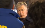 L'acteur et producteur Alec Baldwin est confronté à un manifestant pro-palestinien à Manhattan, le 19 décembre 2023. (Crédit : Screen capture/X ; utilisé conformément à la clause 27a de la loi sur le droit d'auteur)