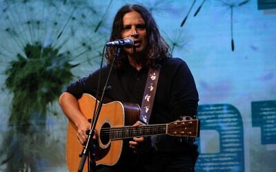 Le musicien Micha Biton se produira au Festival de Oud de Jérusalem, du 27 au 30 décembre 2023 (Crédit : Autorisation)